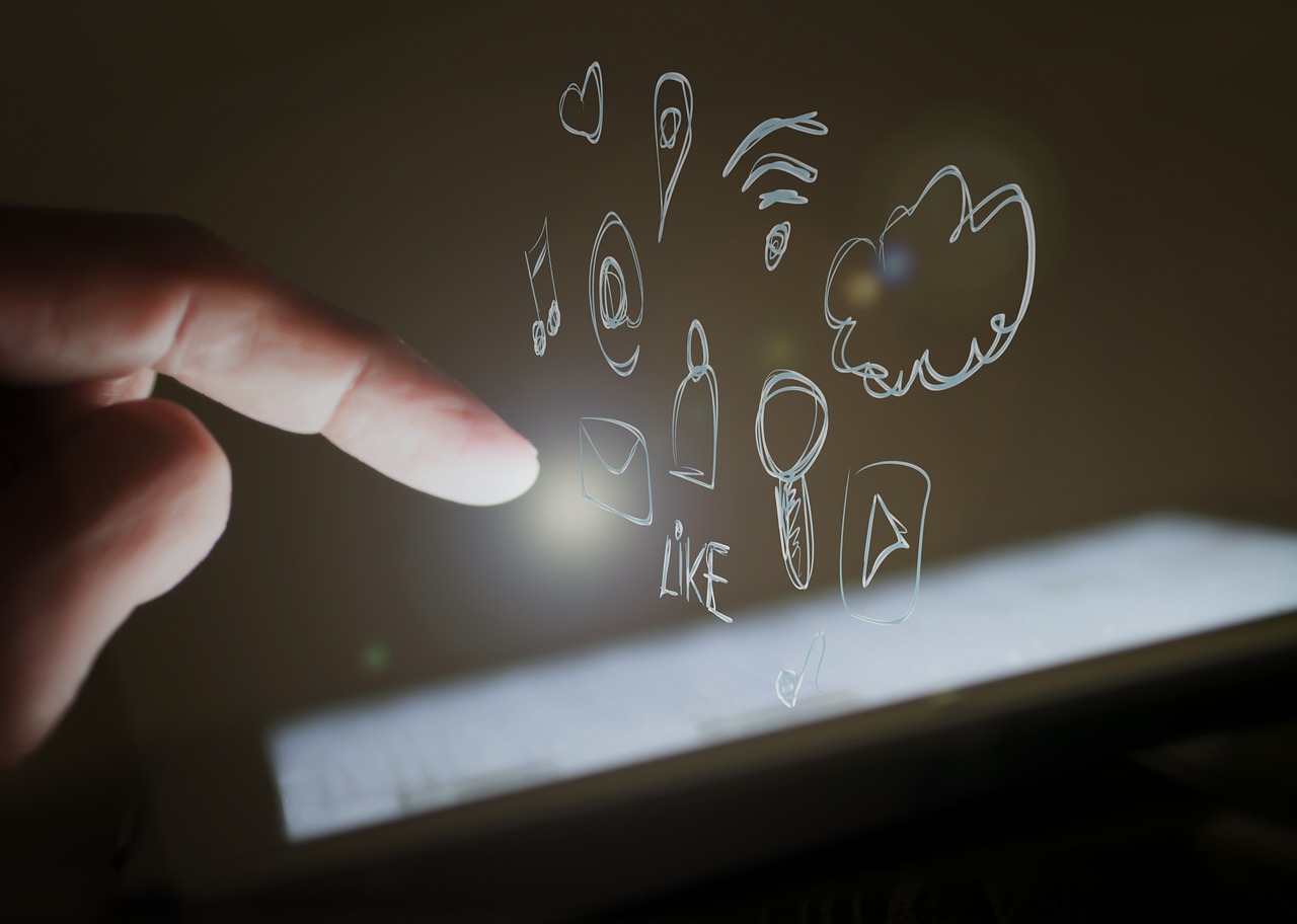 Écran de smartphone affichant des applications de réseaux sociaux, illustration d'une audience qui ne se transforme pas en clients