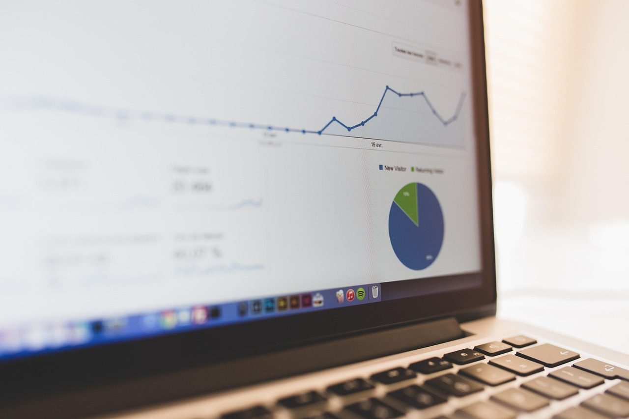 Écran d'ordinateur affichant des courbes et un diagramme de statistiques