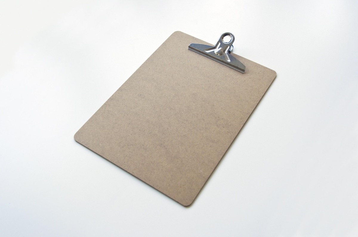 Clipboard avec checklist posé sur un bureau, illustration de la méthode d'audit en 5 étapes pour vérifier le travail d'une agence social media