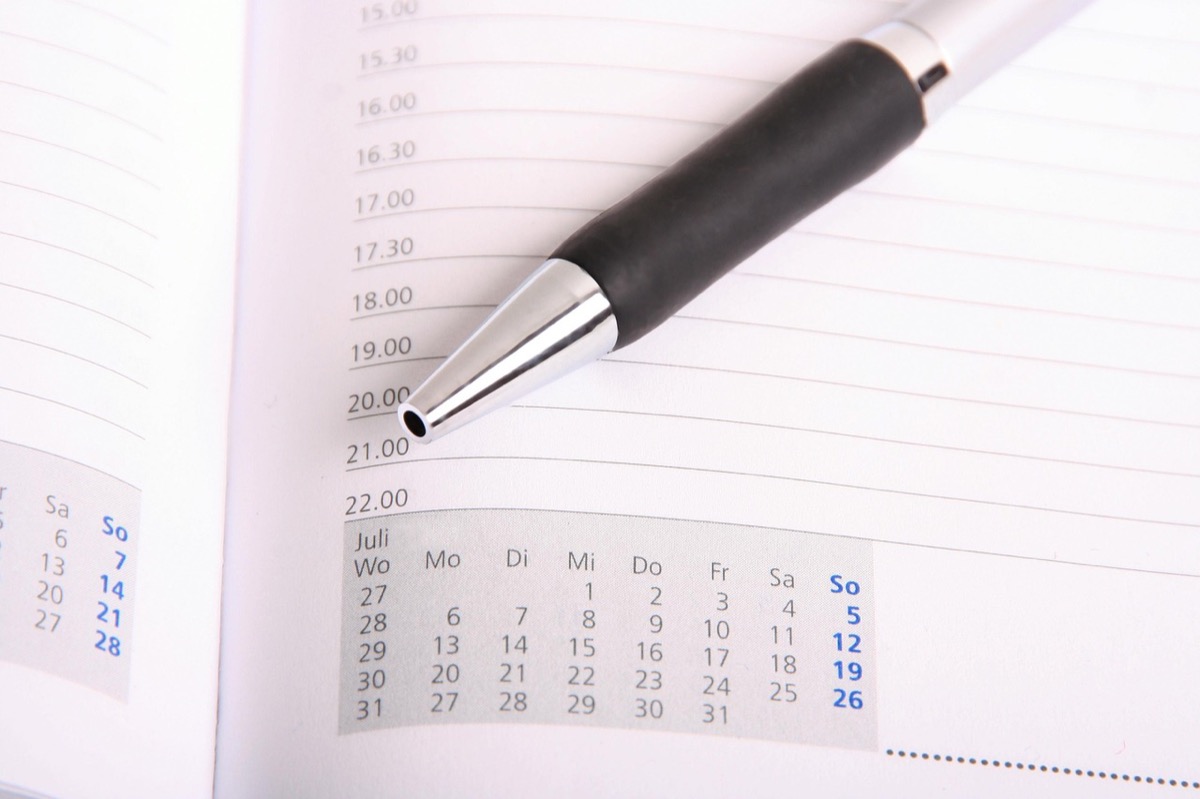 Calendrier de planification posé sur un bureau de travail, illustration de la planification éditoriale et de la cadence de publication