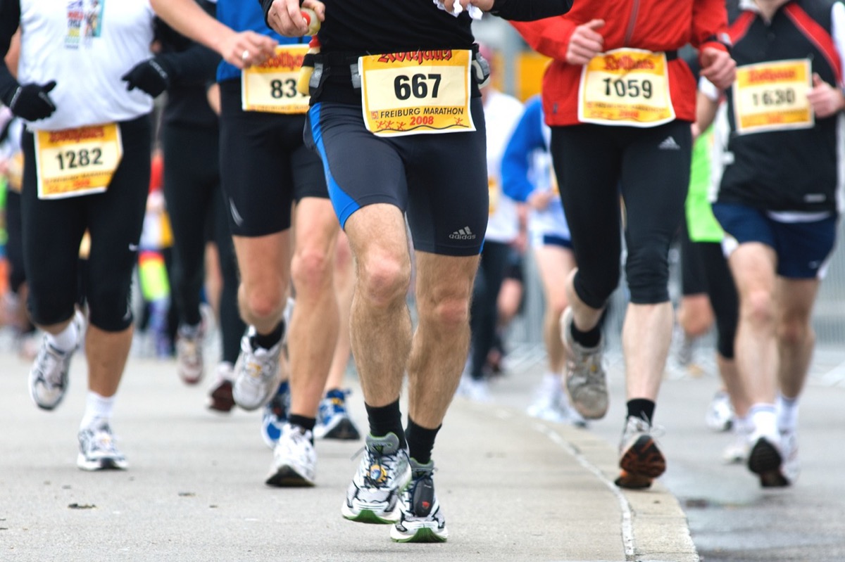 Coureur de marathon en course longue distance, illustration de l'effort durable plutôt que du sprint pour réussir sur les réseaux sociaux