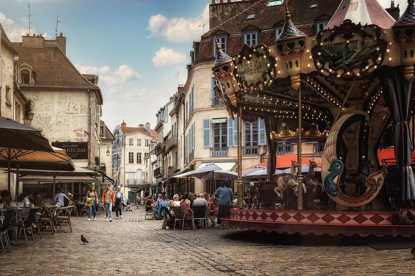 Rue commerçante piétonne d'une ville française en journée