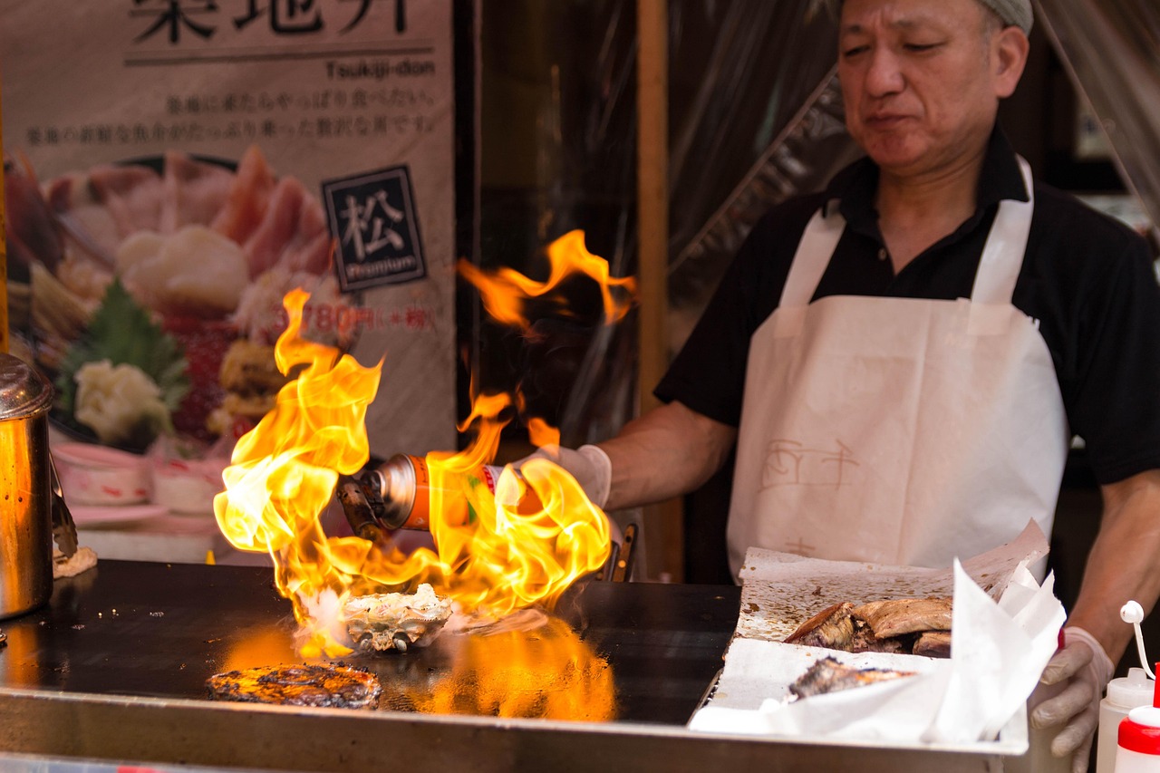 Chef cuisinant avec une flambée, illustration du geste et du savoir-faire mis en récit