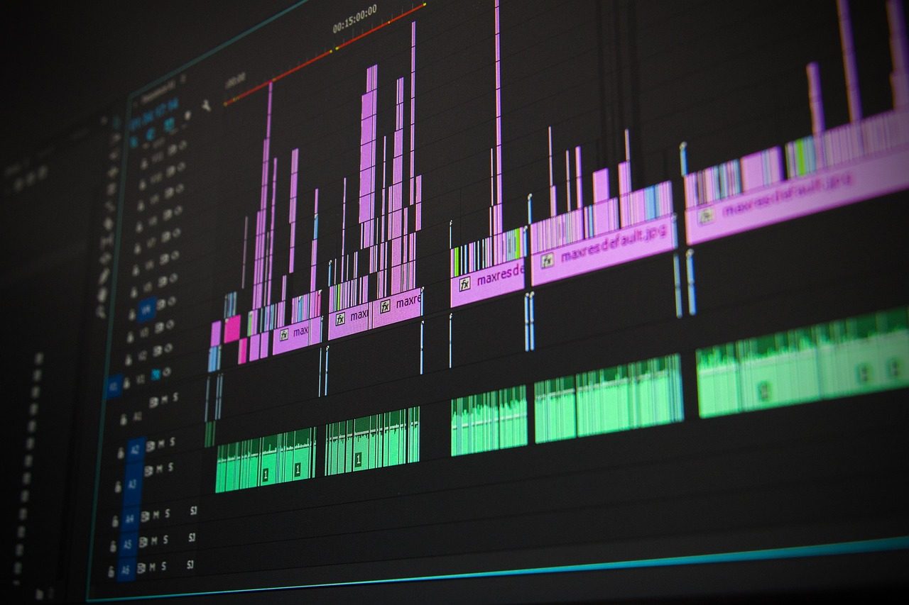 Logiciel de montage vidéo affichant une timeline et des pistes audio