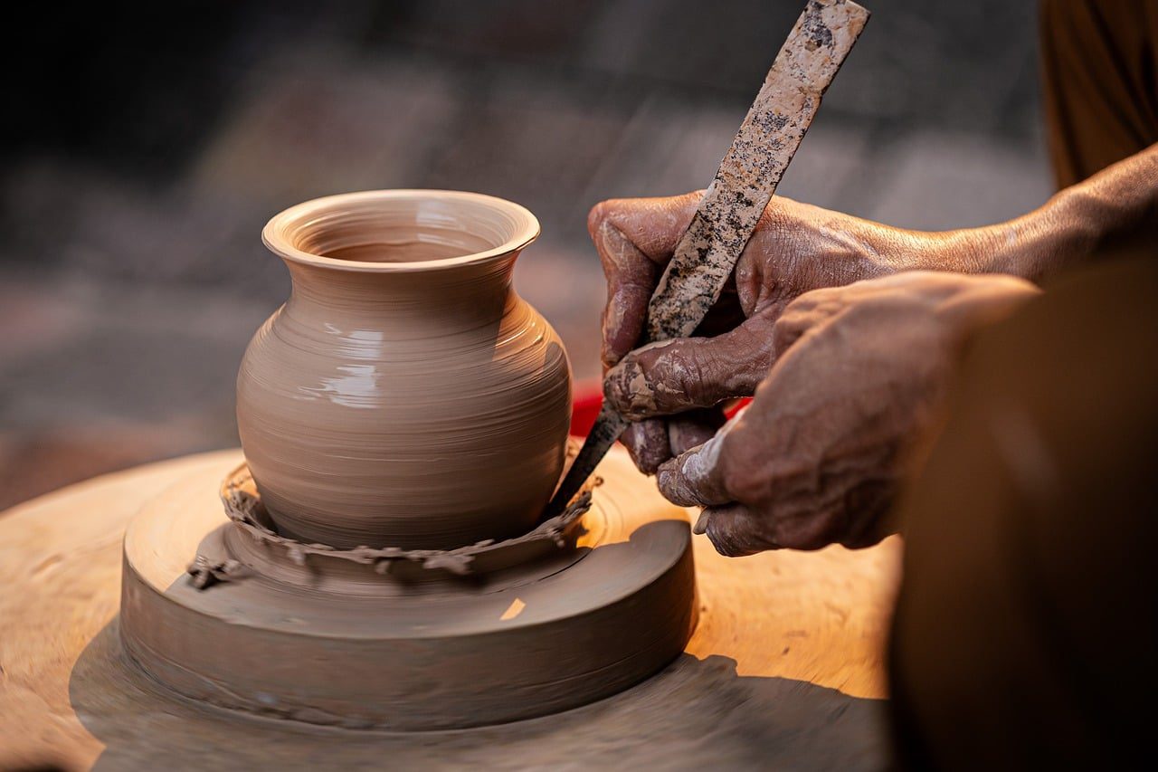 Mains d'un potier façonnant un vase sur un tour