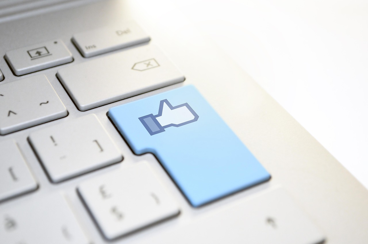 Bouton like sur un clavier, illustration des interactions sur les réseaux sociaux