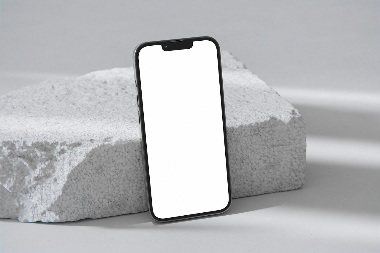 Smartphone posé avec un espace de marque épuré, illustration de l'identité de marque au-delà du simple logo