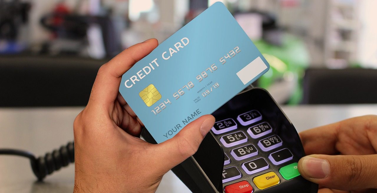 Carte bancaire posée sur un terminal de paiement dans un commerce