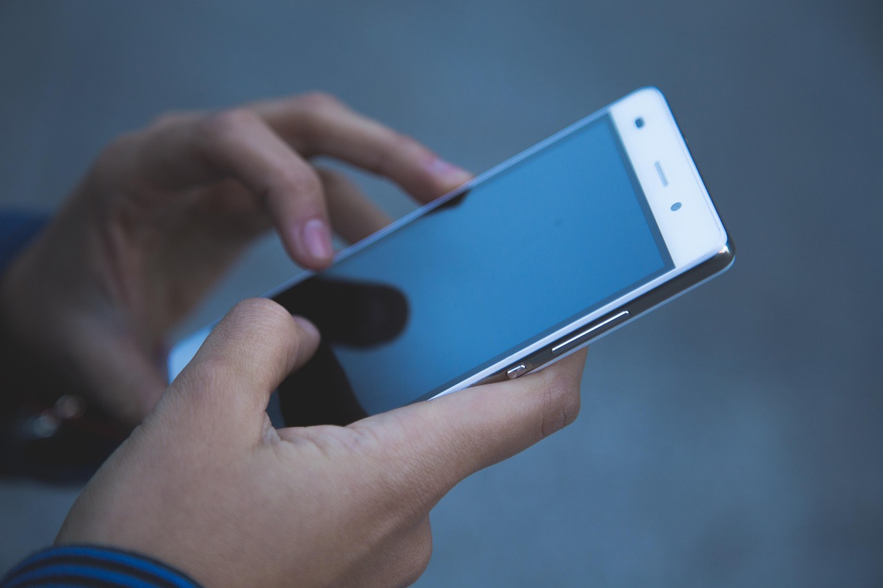 Personne filmant un contenu au smartphone, illustration de la production d'UGC