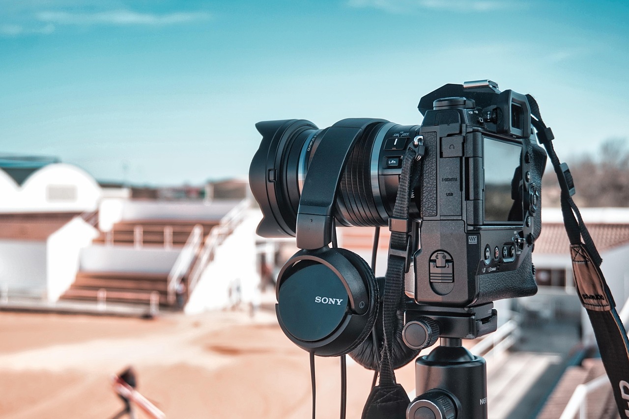 Caméra professionnelle, illustration du contraste entre UGC spontané et production soignée