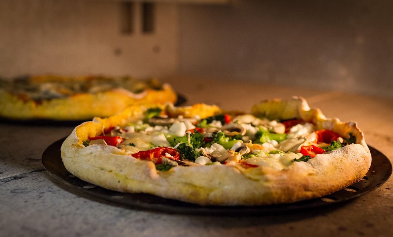 Plat sortant d'un four à pizza dans un restaurant