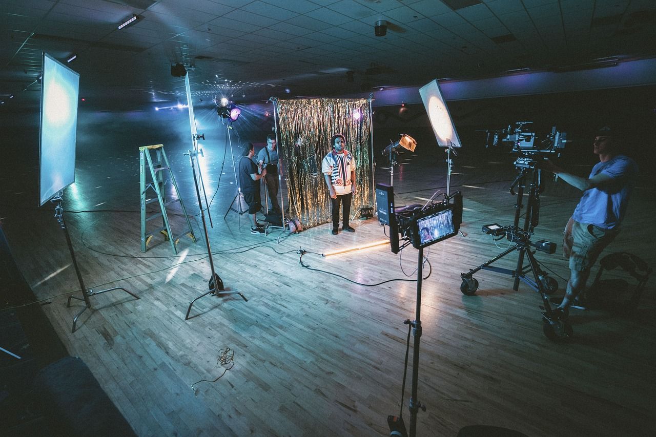 Équipe de tournage vidéo installée avec caméra et éclairage