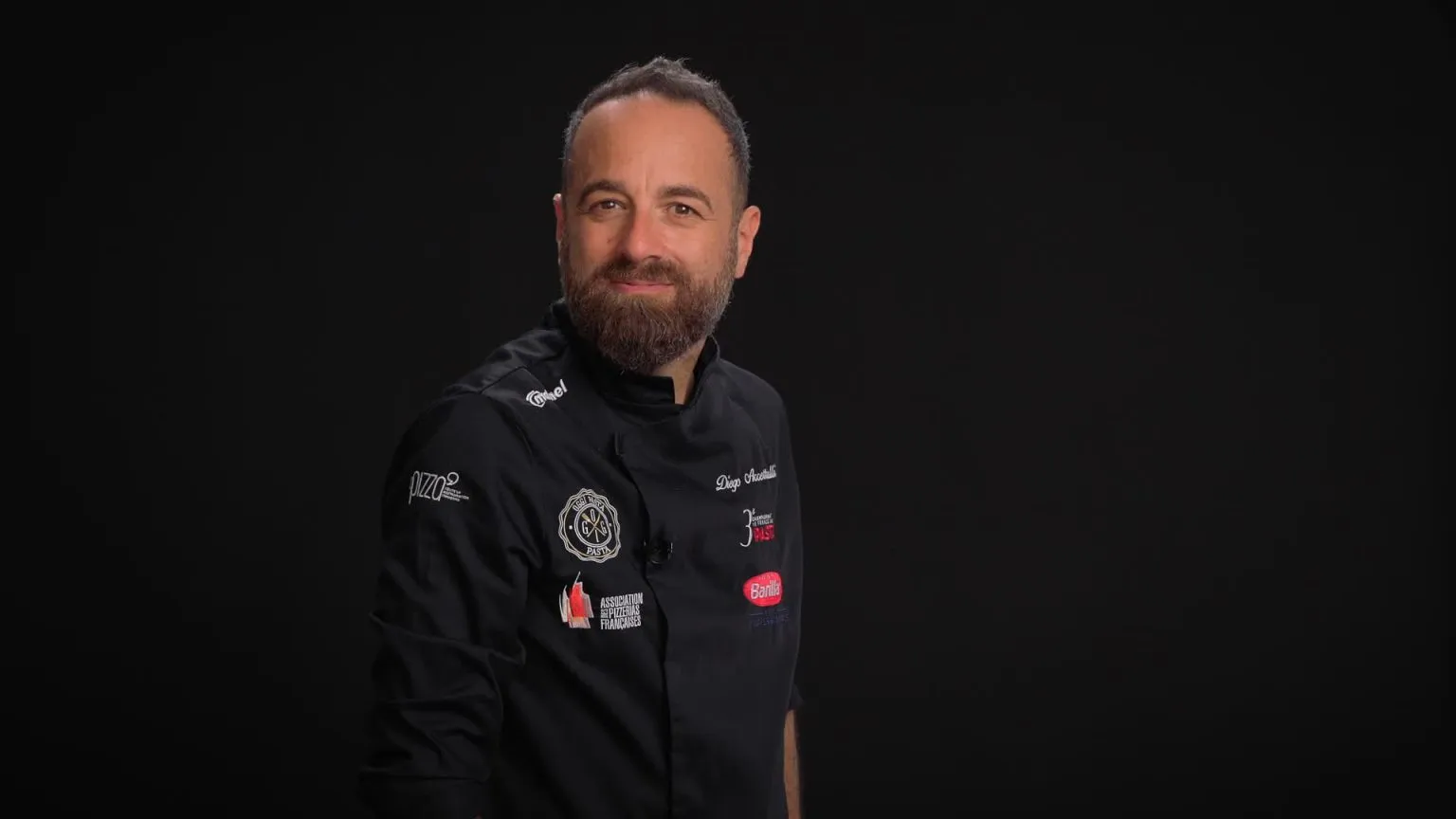 Décor fond de couleur, fond noir pour contenu expert, portrait