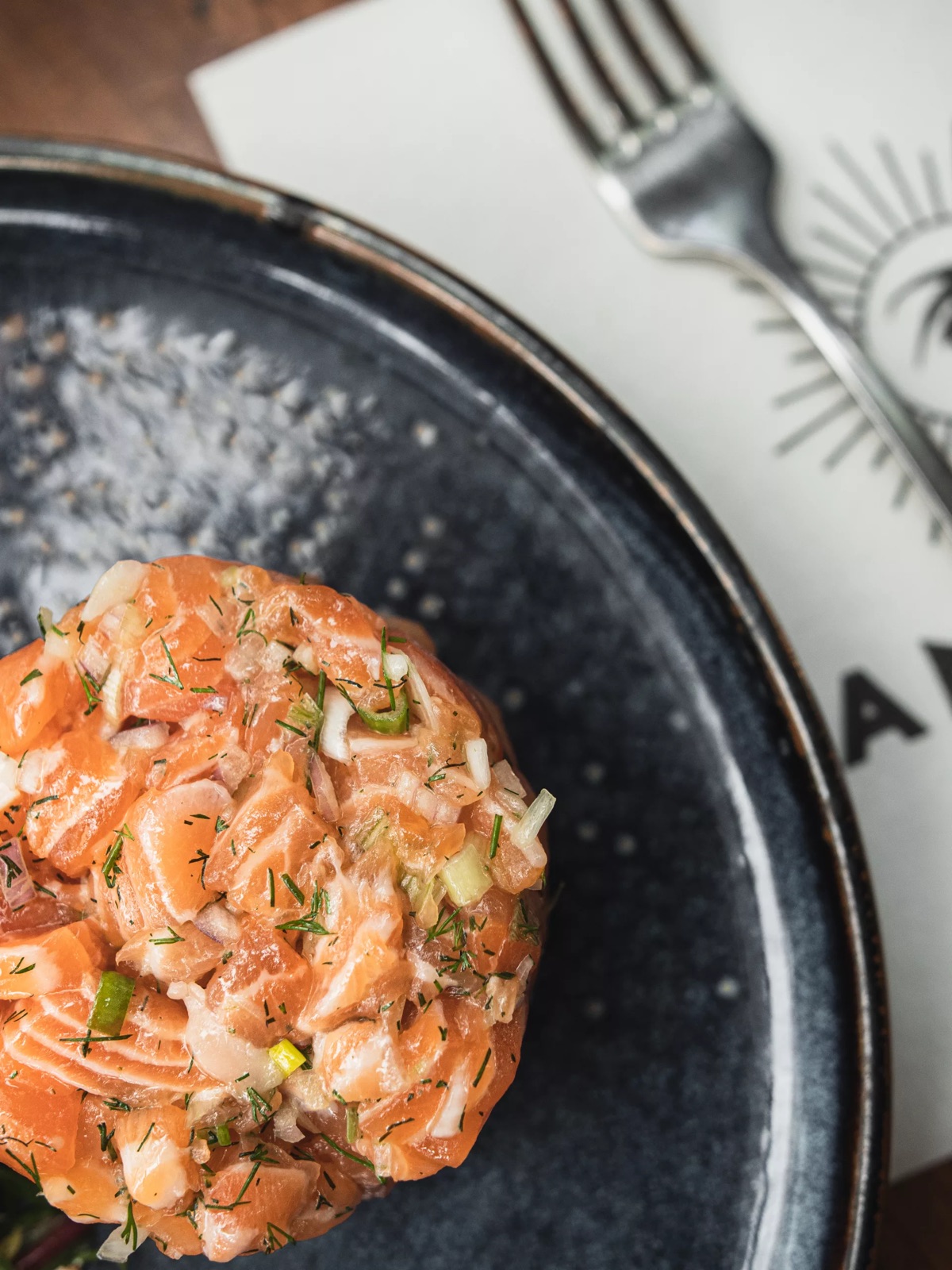Photographie culinaire en gros plan : tartare de saumon