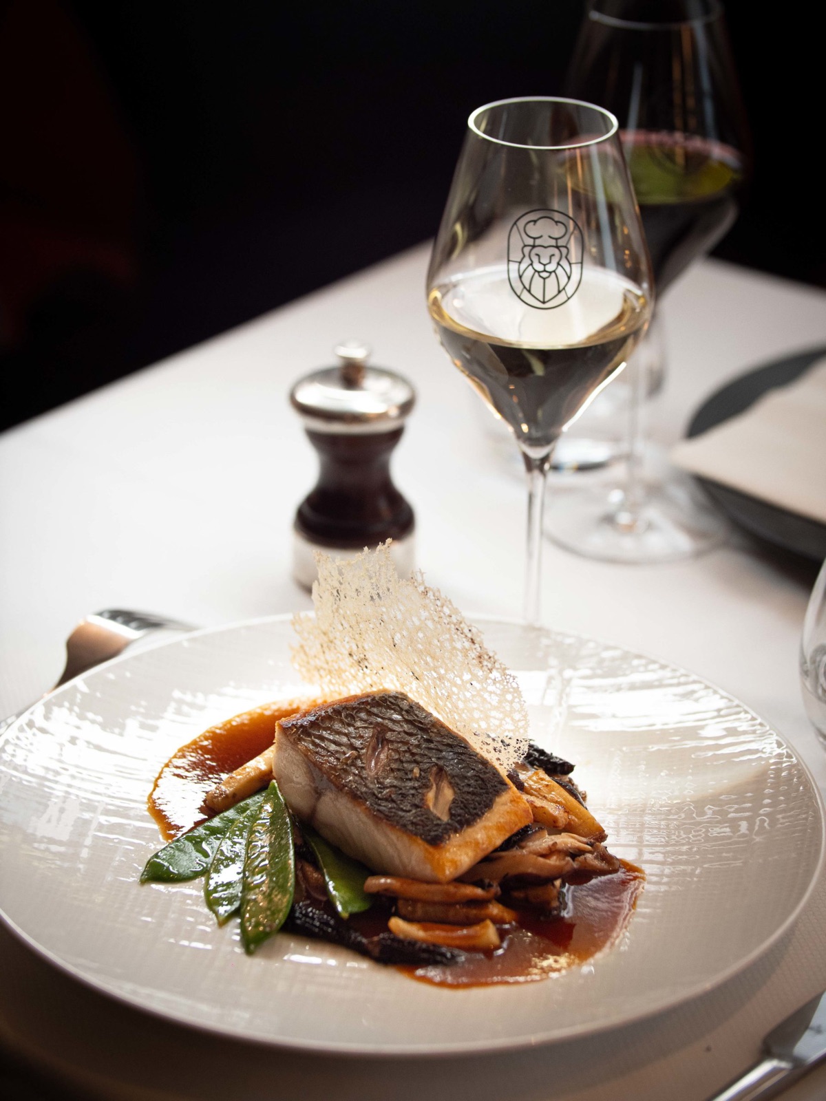 Photographie gastronomique : poisson et verre Léon de Lyon, prestation Prémices Studio