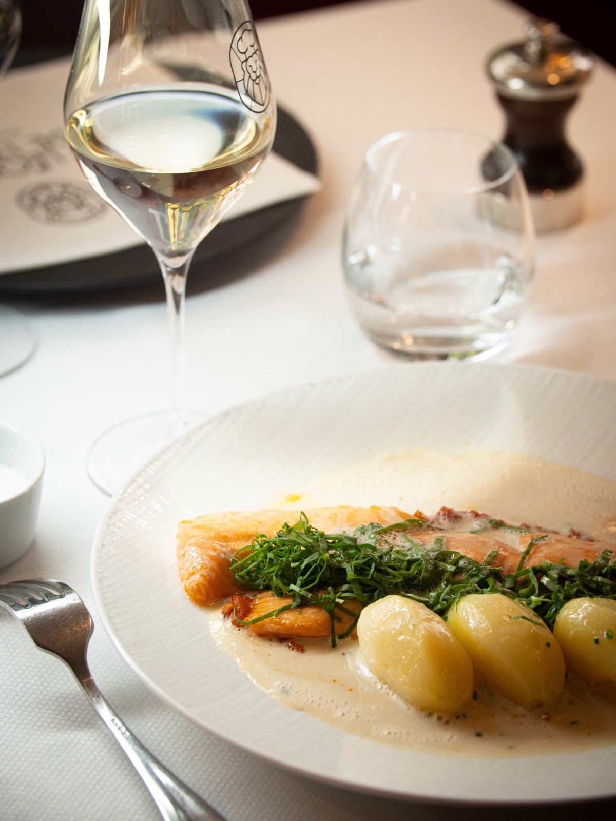 Photo gastronomique professionnelle : saumon, sauce et pomme vapeur