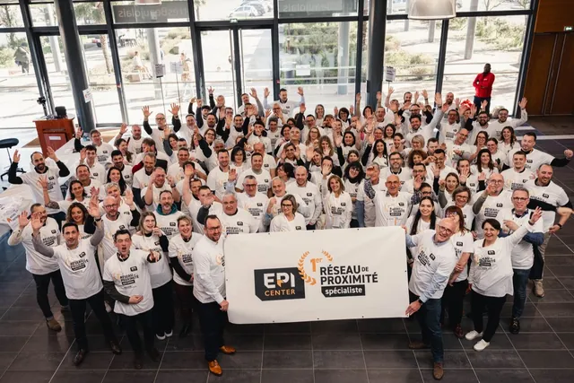 Photo d'équipe du réseau EPI Center, client de l'agence