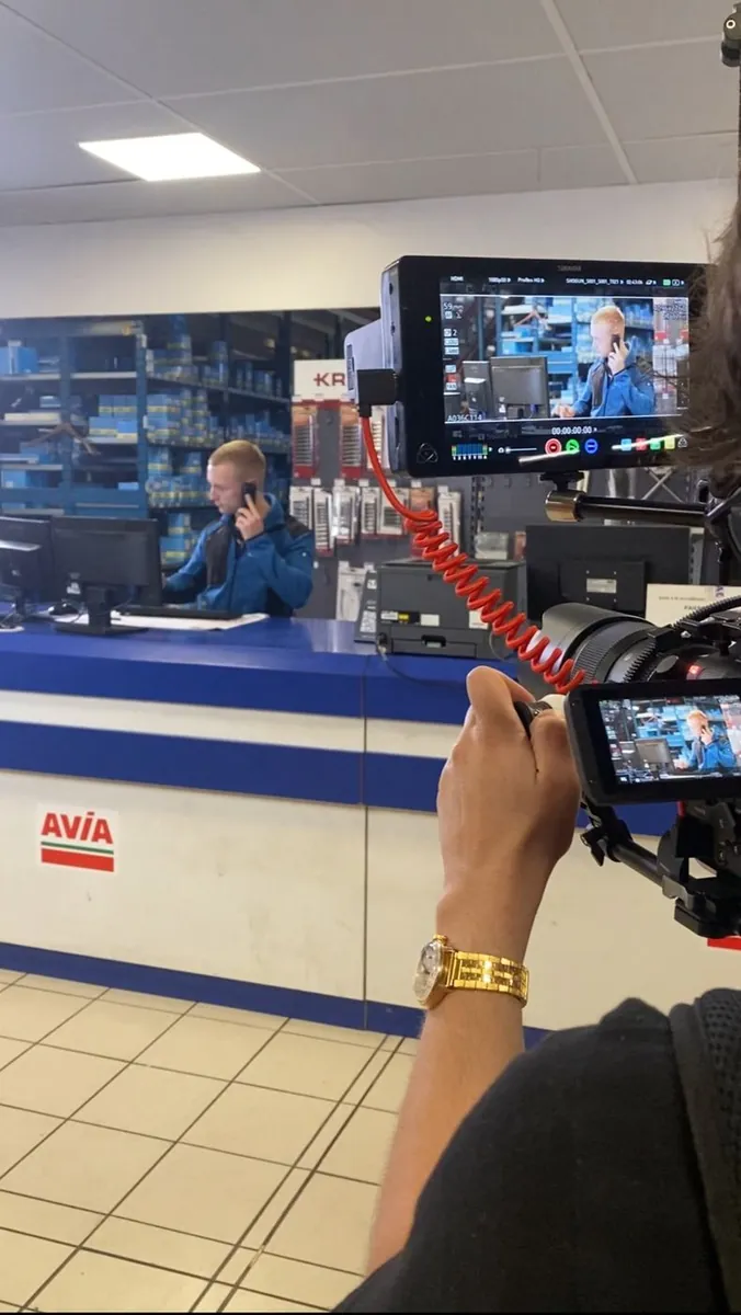 Tournage sur le lieu de travail d'un client, retour caméra à la main