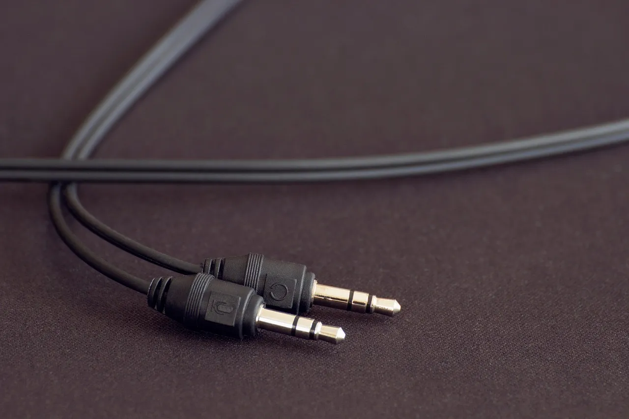 Micro broadcast professionnel suspendu en plateau d'enregistrement, illustration de l'équipement audio de qualité broadcast pour un studio podcast