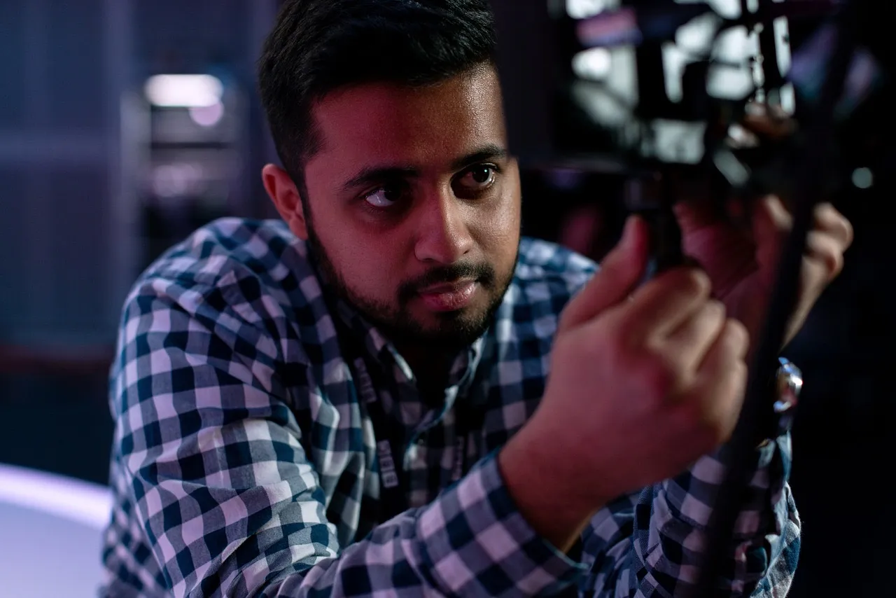 Studio podcast équipé avec écrans de contrôle et table de mixage, illustration du dispositif technique d'un studio professionnel