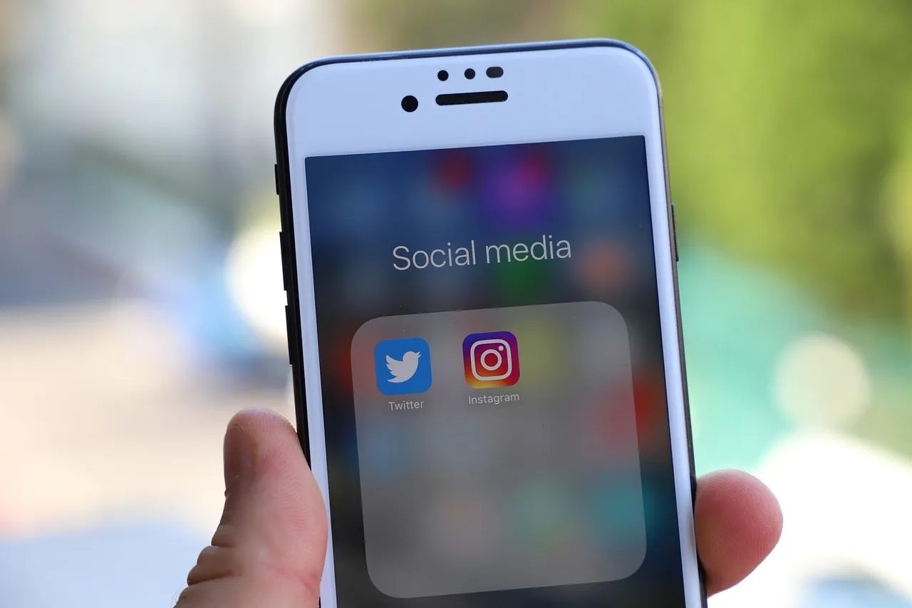 Smartphone affichant les icônes des réseaux sociaux Instagram, Facebook, TikTok et LinkedIn, illustration des plateformes social media à mesurer dans un dashboard KPI