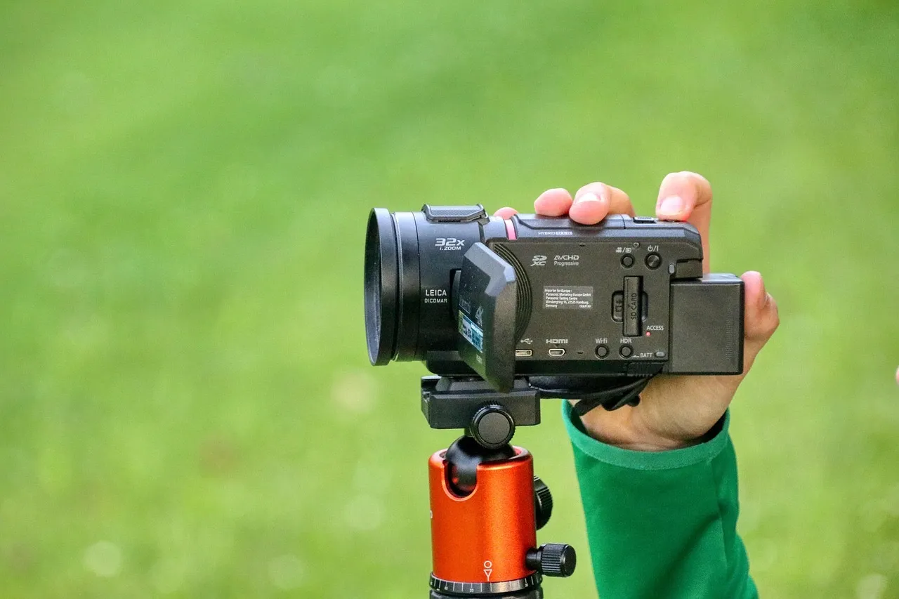 Caméra de cinéma professionnelle sur trépied dans un studio de production, illustration de l'équipement haut de gamme inclus dans une location de studio vidéo équipée
