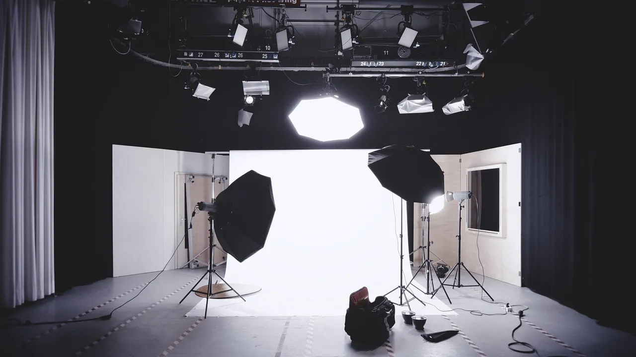 Studio professionnel équipé d'éclairages softbox, projecteurs LED et trépieds, illustration du dispositif technique haut de gamme dans un studio vidéo équipé