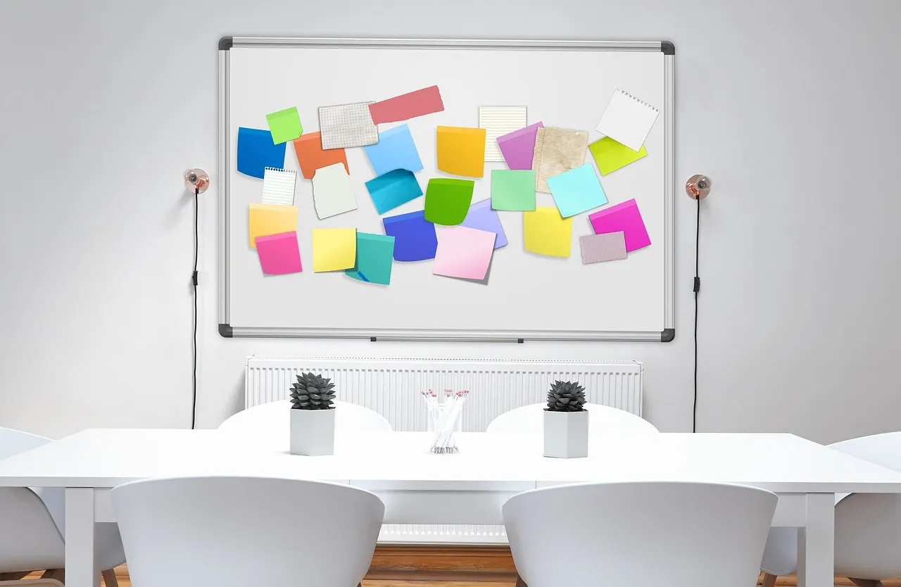 Tableau kanban avec post-it organisés représentant les piliers de contenu et l'organisation d'une stratégie éditoriale en 2026