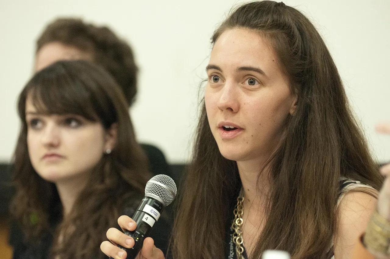 Interview professionnelle avec micro broadcast en plateau, format corporate face caméra