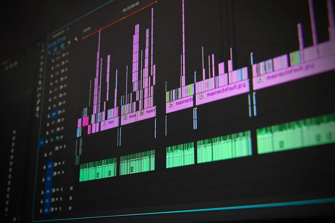 Poste de montage vidéo professionnel avec timeline et écrans multiples, illustration du temps de post-production qui détermine le prix d'une VSL