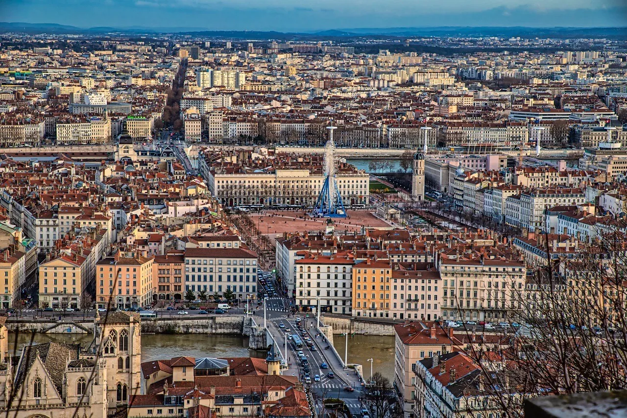 Vue de la ville de Lyon depuis Fourvière, illustration de la géographie des studios podcast disponibles dans la métropole lyonnaise et sa périphérie